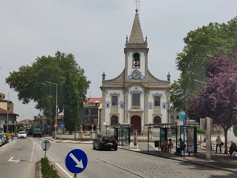Edifícios residenciais modernos e ligações ao metro em Senhora da Hora, Matosinhos