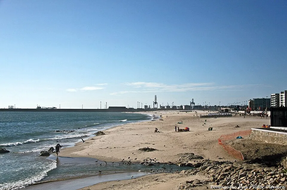 Edifícios residenciais contemporâneos com vista para o passeio marítimo de Matosinhos Sul