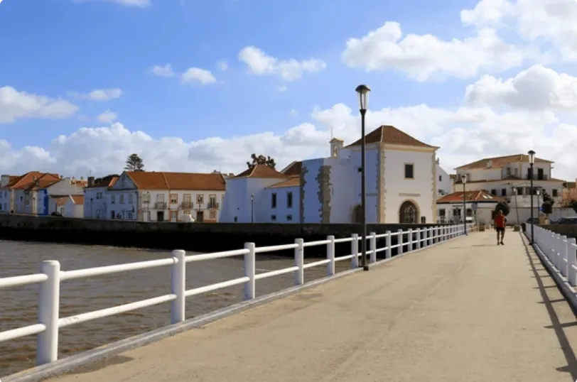 Moradias e passeio com vista para o estuário do Tejo, em Alcochete