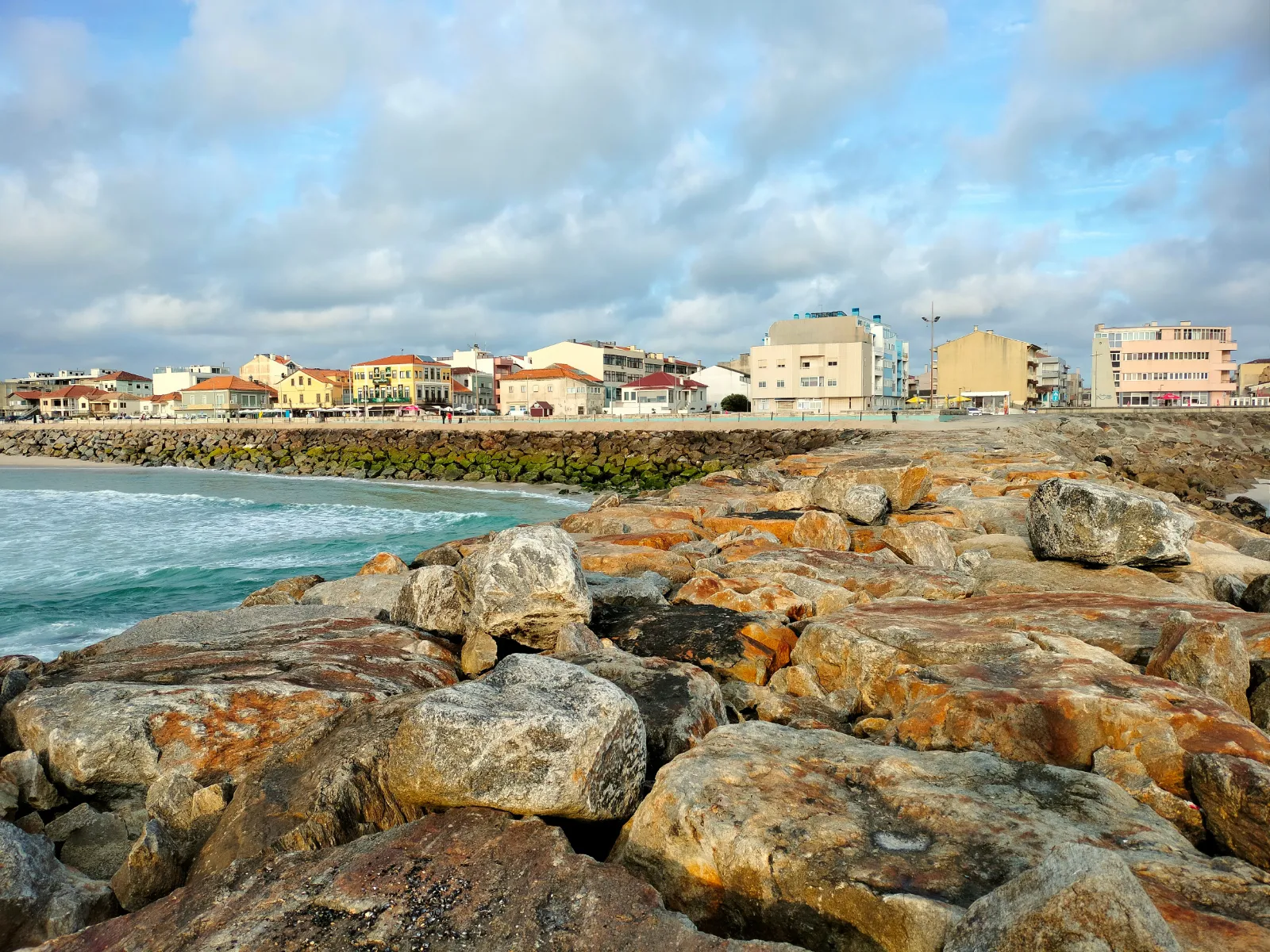 Atlantic beach and beachfront neighbourhood in Costa da Caparica