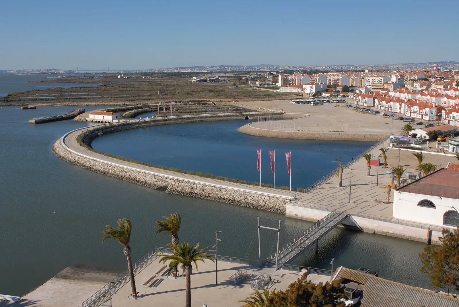 Passeio ribeirinho em Montijo, com vista para o Estuário do Tejo, na área metropolitana de Lisboa, Portugal