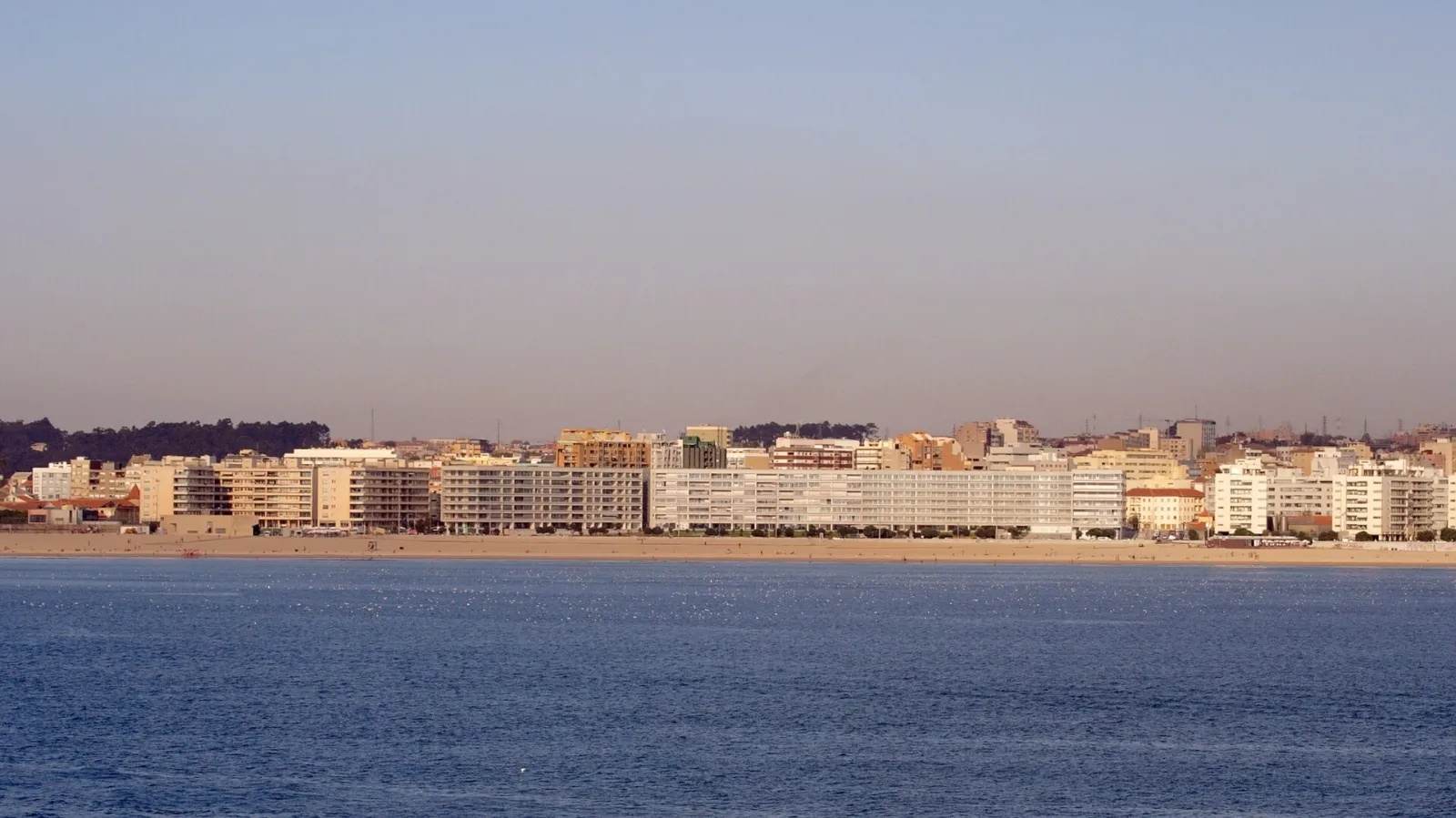 Apartamentos residenciais modernos com varandas, perto da Praia de Matosinhos e da costa atlântica