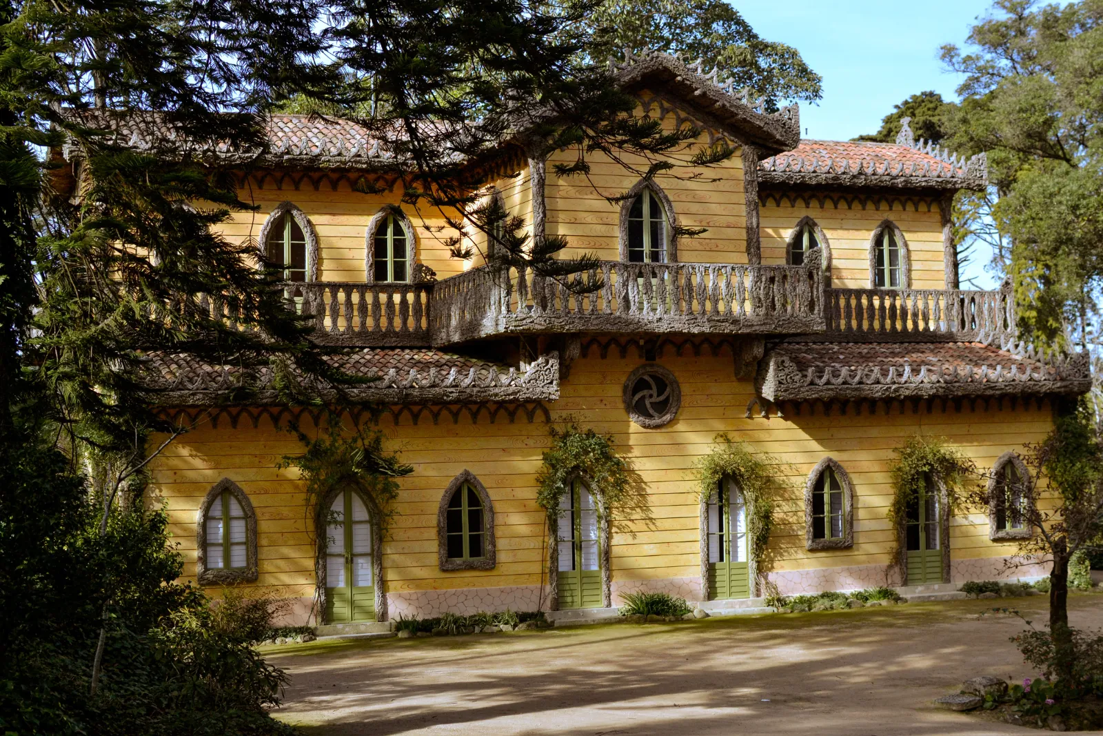 Late 19th-century chalet with a garden on a wooded street in São Pedro de Sintra