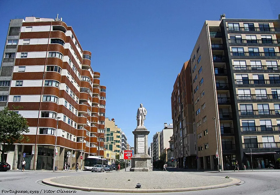 Edifícios residenciais que combinam estilos tradicionais e modernos ao longo de uma rua central em Matosinhos