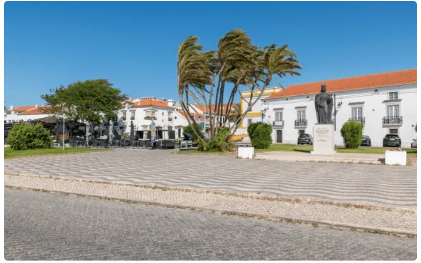 Ruas tradicionais e edifícios caiados de branco no centro de Alcochete