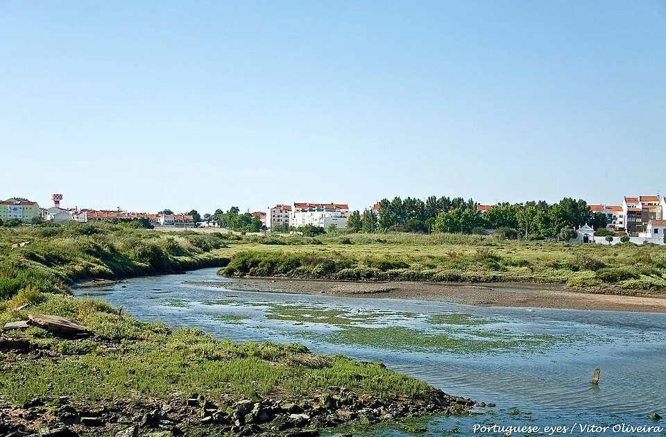 Edifícios tradicionais e ruas pavimentadas no centro histórico de Montijo, Portugal